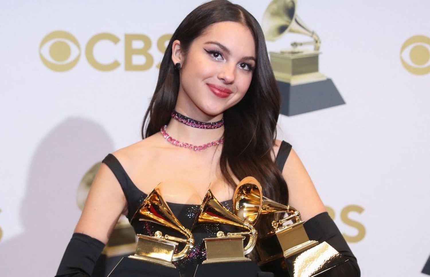 އޮލިވިއާ ރޮޑްރީގޯ: މިއަހަރުގެ ގްރެމީސްގައި އޭނާ ވަނީ ތިން އެވޯޑު ހޯދައިފައި.