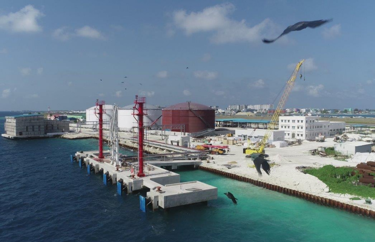 ވެލާނާ އިންޓަނޭޝަނަލް އެއާޕޯޓްގައި ހަދަމުން އަންނަ އާ ފިއުލް ސްޓޭޝަން: މި ތަން ބޭނުންކުރުމާއެކު، ބައުޒަރުން މަތިންދާބޯޓުތަކަށް ތެޔޮ އެޅުން ވެސް ނިމުމަކަށް އަންނާނެ.---ފޮޓޯ: އެމްއޭސީއެލް