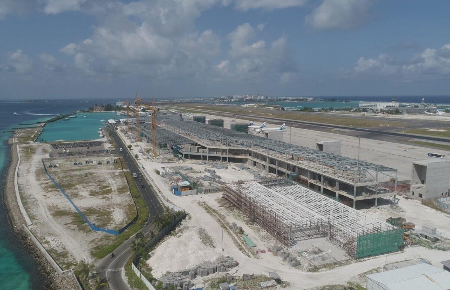 ވެލާނާ އިންޓަނޭޝަނަލް އެއާޕޯޓްގައި މިހާރު ހަދަމުން އަންނަ އާ ޓާމިނަލް: ކޮންސްޓްރަކްޝަން މަސައްކަތް އަންނަ އަހަރުގެ ނިޔަލަށް ނިމޭނެ ކަމަށް އެމްއޭސީއެލުން ބުނޭ.---ފޮޓޯ: އެމްއޭސީއެލް