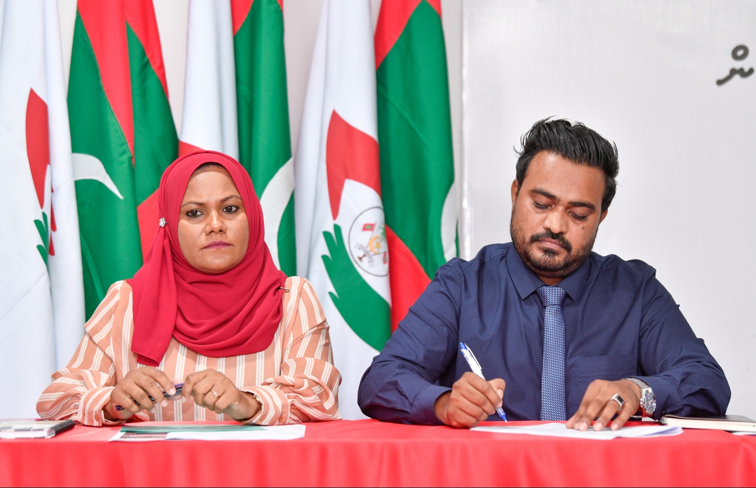 ކޮމިޝަންގެ ނައިބު ރައީސް އަބްދުއްސަލާމް އާއި މެމްބަރު ޝިޔާމާ ޕްރެސް ކޮންފަރެންސްގައި. -- ފޮޓޯ: ނިޝާން އަލީ / މިހާރު