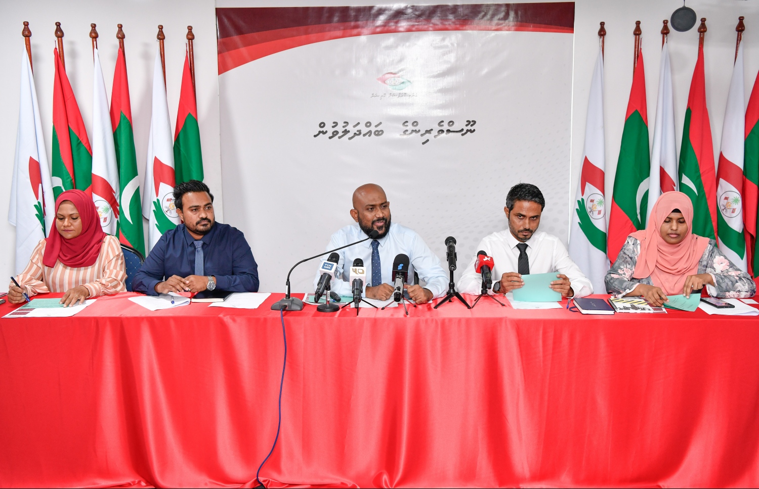 އޭސީސީއަށް އަލަށް އައްޔަންކުރި ފަސް މެމްބަރުން ފުރަތަމަ ފަހަރަށް ނޫސްވެރިންނާ ބައްދަލު ކުރައްވަނީ. -- ފޮޓޯ: ނިޝާން އަލީ / މިހާރު