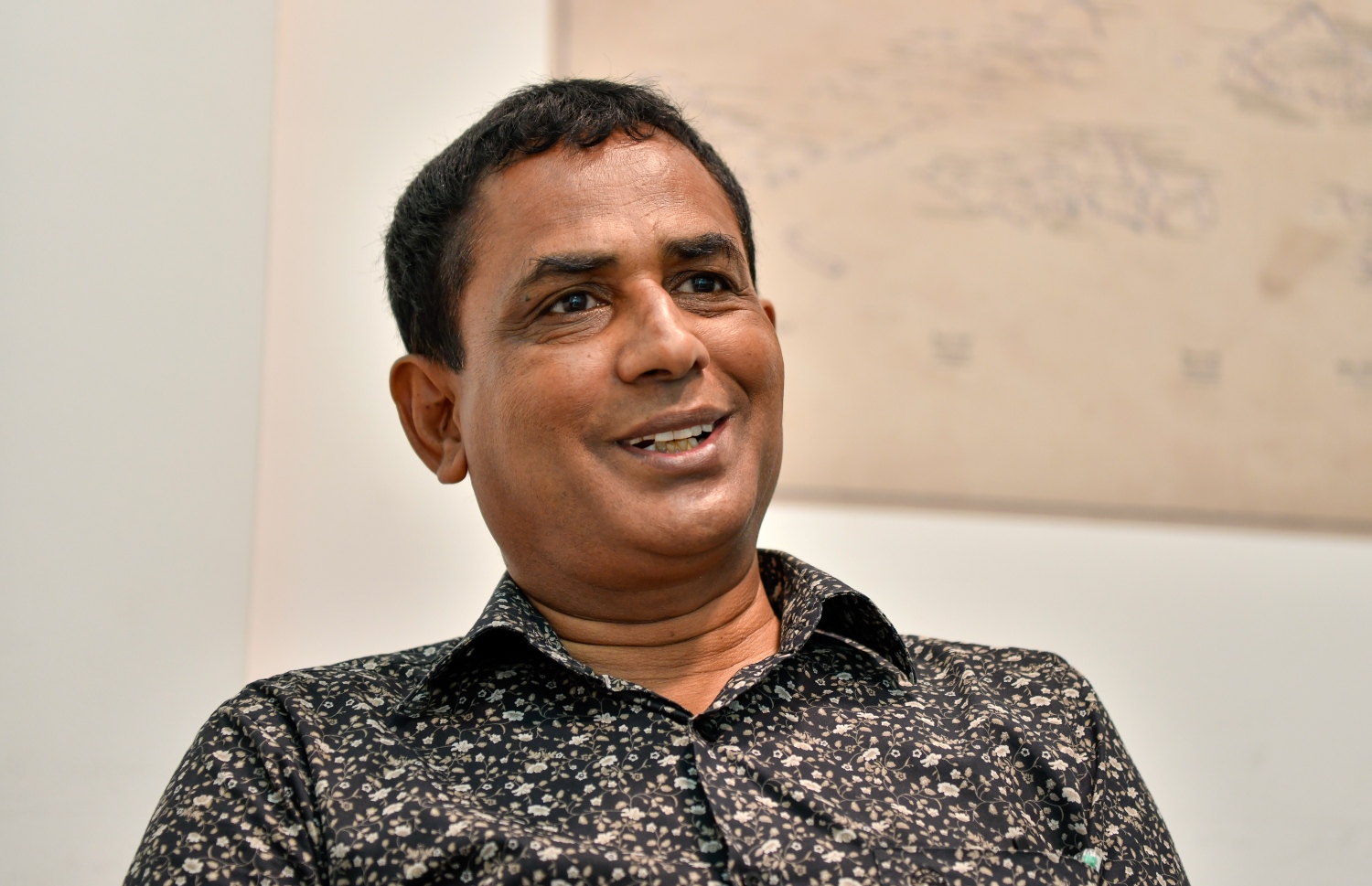 ވަޖީހު "މިހާރު" އަށް އިންޓަވިއު ދެނީ.-- ފޮޓޯ: ފަޔާޒު މޫސާ | މިހާރު