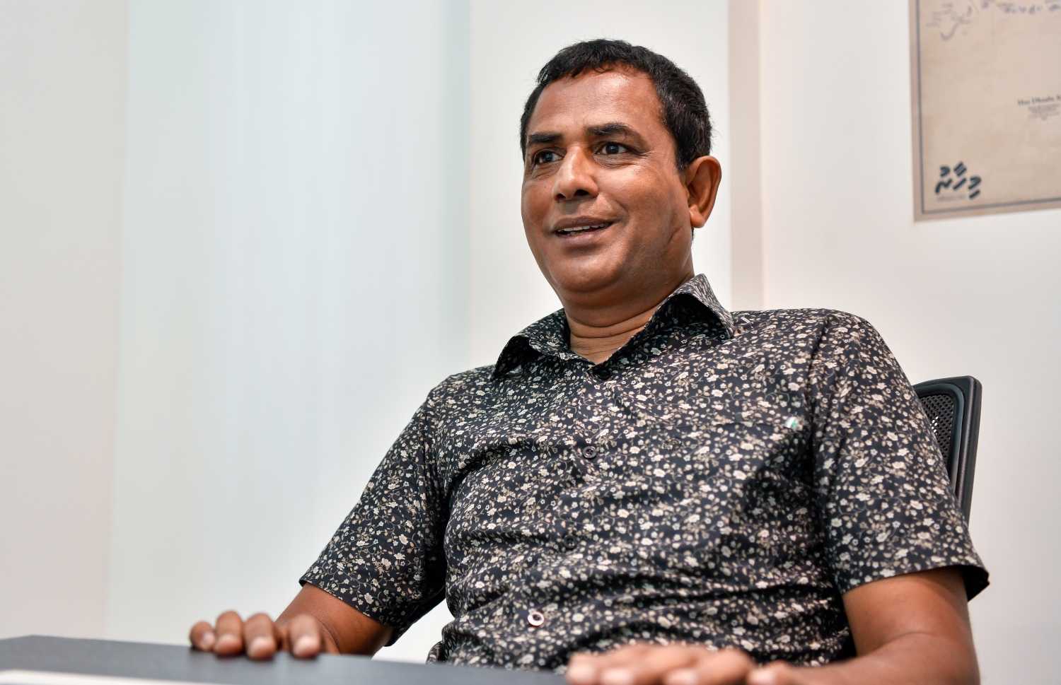 ވަޖީހު "މިހާރު" އަށް އިންޓަވިއު ދެނީ.-- ފޮޓޯ: ފަޔާޒު މޫސާ/ މިހާރު