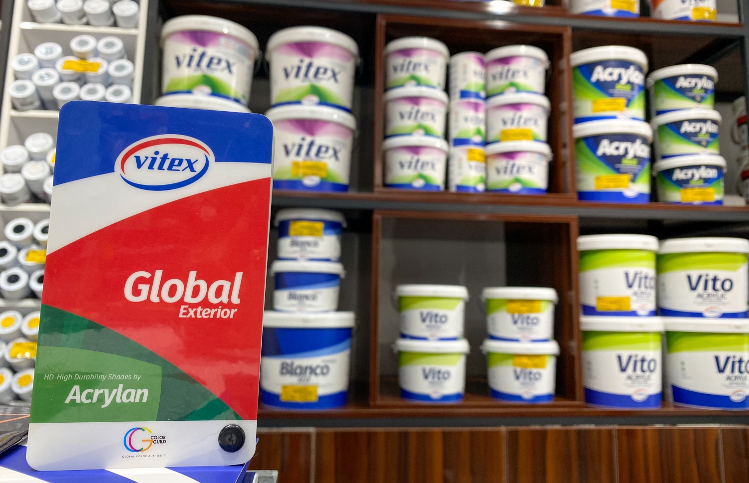 މުނި ހޯމްކެއާ ޕެއިންޓް ސެންޓަރުން ލިބެން ހުންނަ ވިޓެކްސް ބްރޭންޑްގެ ކުލަ ---ފޮޓޯ: ނިޝާން އަލީ | މިހާރު