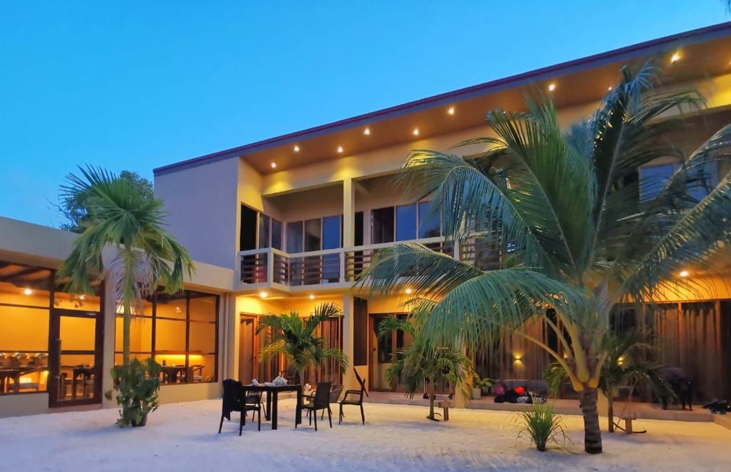 ވިލެޖް ލައިފް މޯލްޑިވްސްގެ ކޮޓަރިތައް ހިމެނޭ ބްލޮކް: ހަތަރު ކޮޓަރިން ފެށި ކުޑަކުޑަ ގެސްޓް ހައުސް މިހާރު ވަނީ 12 ކޮޓަރީގެ ބޮޑު ތަނަކަށް ބަދަލުކޮށްފައި.