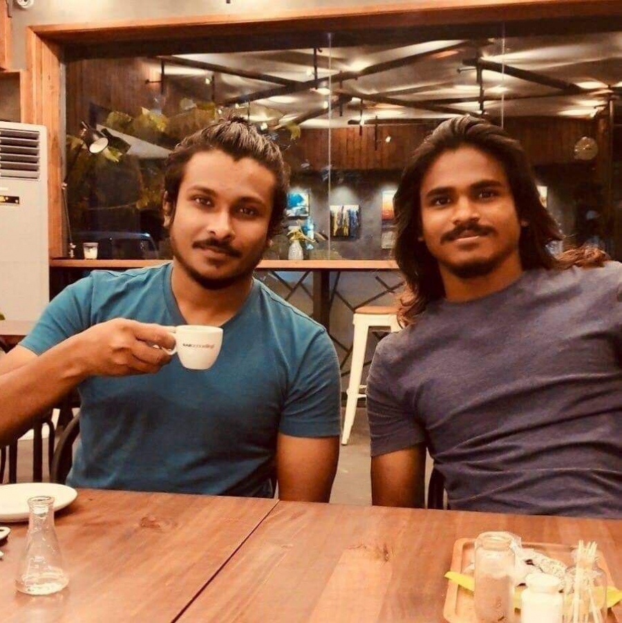 ނާޒިމްގެ އަނެއް ދެ ޕާޓްނަރުން ކަމަށްވާ އަނިލް (ވ) އާއި އަދުހަމް: ކުންފުނީގައި ނަގާ ކިޔަނީ ނާޒިމް.