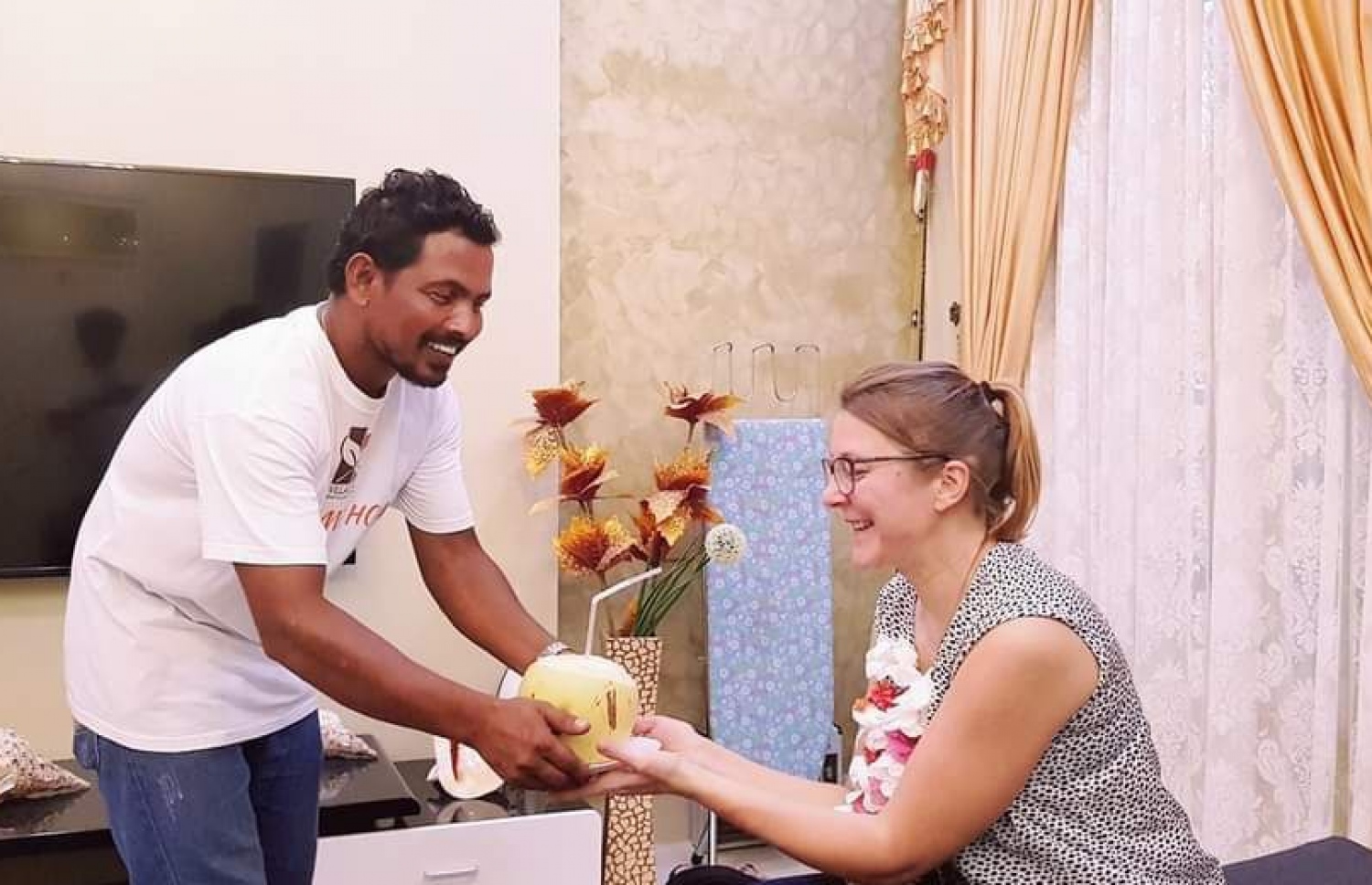 ވިލެޖް ލައިފް މޯލްޑިވްސް އަށް ދިޔަ ޓޫރިސްޓަކަށް މަރުހަބާ ކިޔުމުގެ ގޮތުން ނާޒިމްގެ އަތުން ކުރުނބަލެއް ދެނީ.