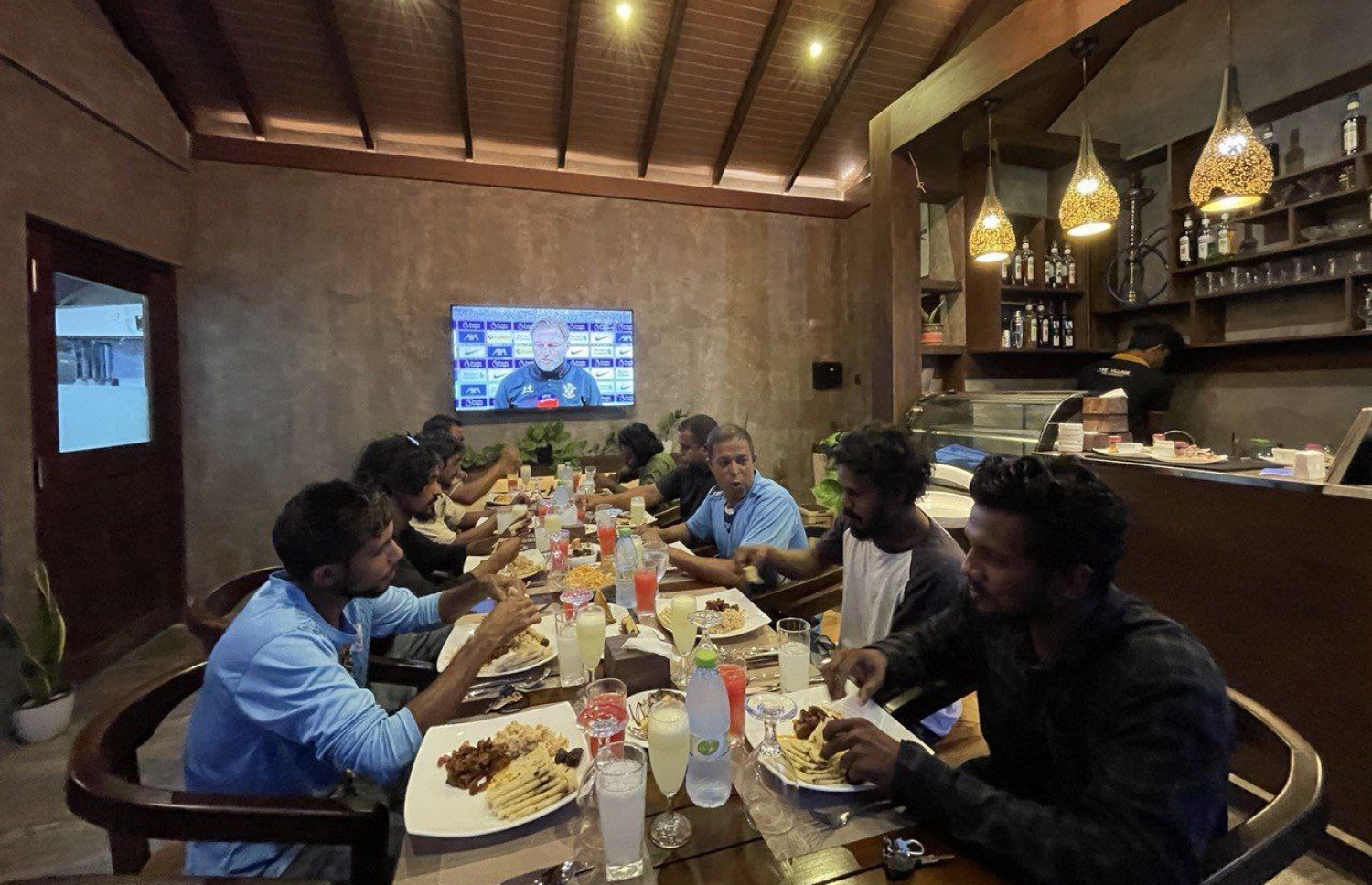 ވިލެޖް ލައިފް ރެސްޓޯރަންޓުން ބަޔަކު ހިދުމަތް ހޯދަނީ: މިއީ ގއ. އަތޮޅުގައި ވެސް ހިންގާ އެންމެ މަތީ ފެންވަރުގެ ރެސްޓޯރަންޓް ކަމަށް ވޭ.