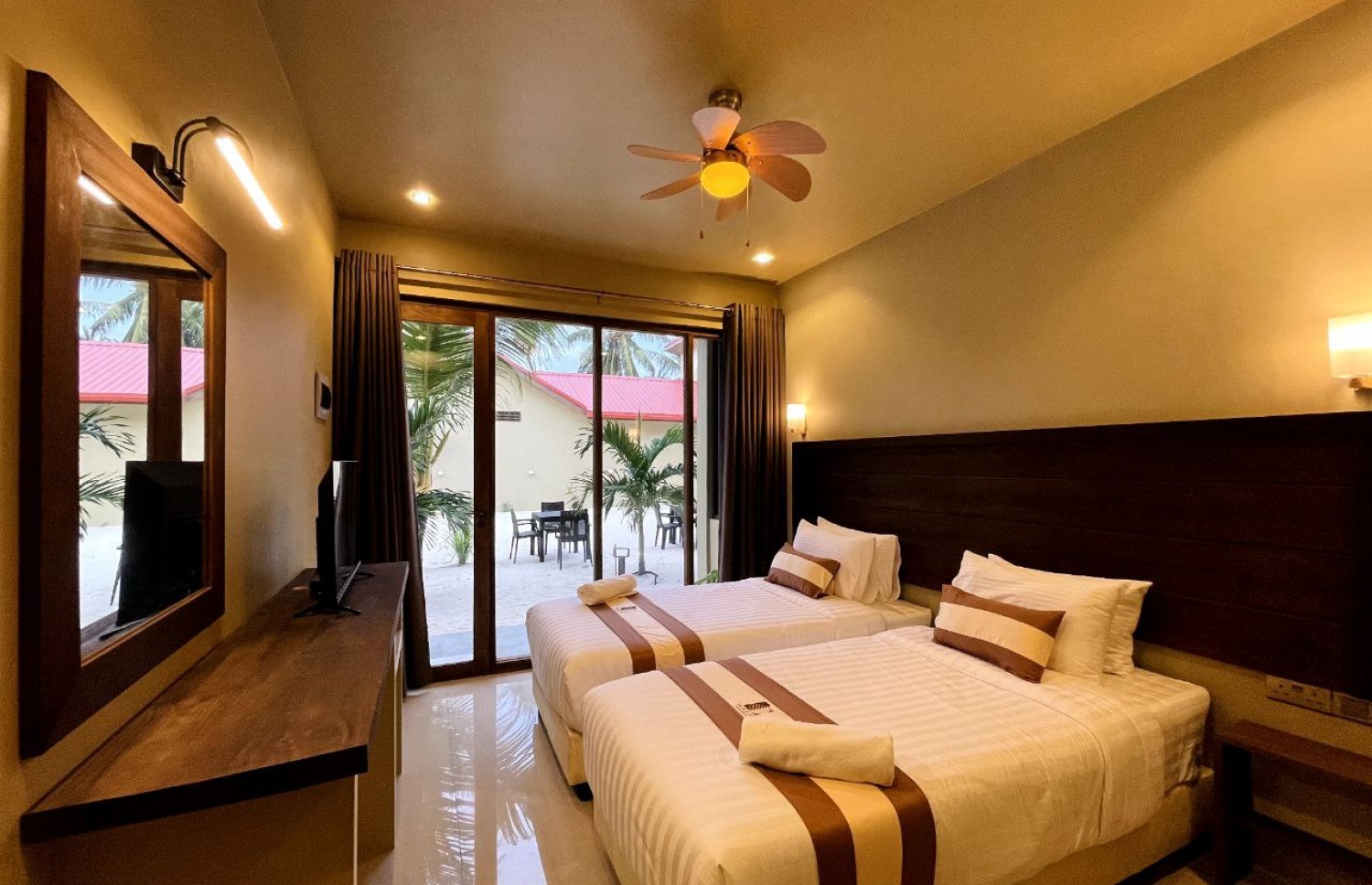 ވިލެޖް ލައިފް މޯލްޑިވްސްގެ ކޮޓަރިއެއް: މިއީ 12 ކޮޓަރީގެ ލަގްޒަރީ ގެސްޓް ހައުސްއެއް ފަދަ ތަނެއް.