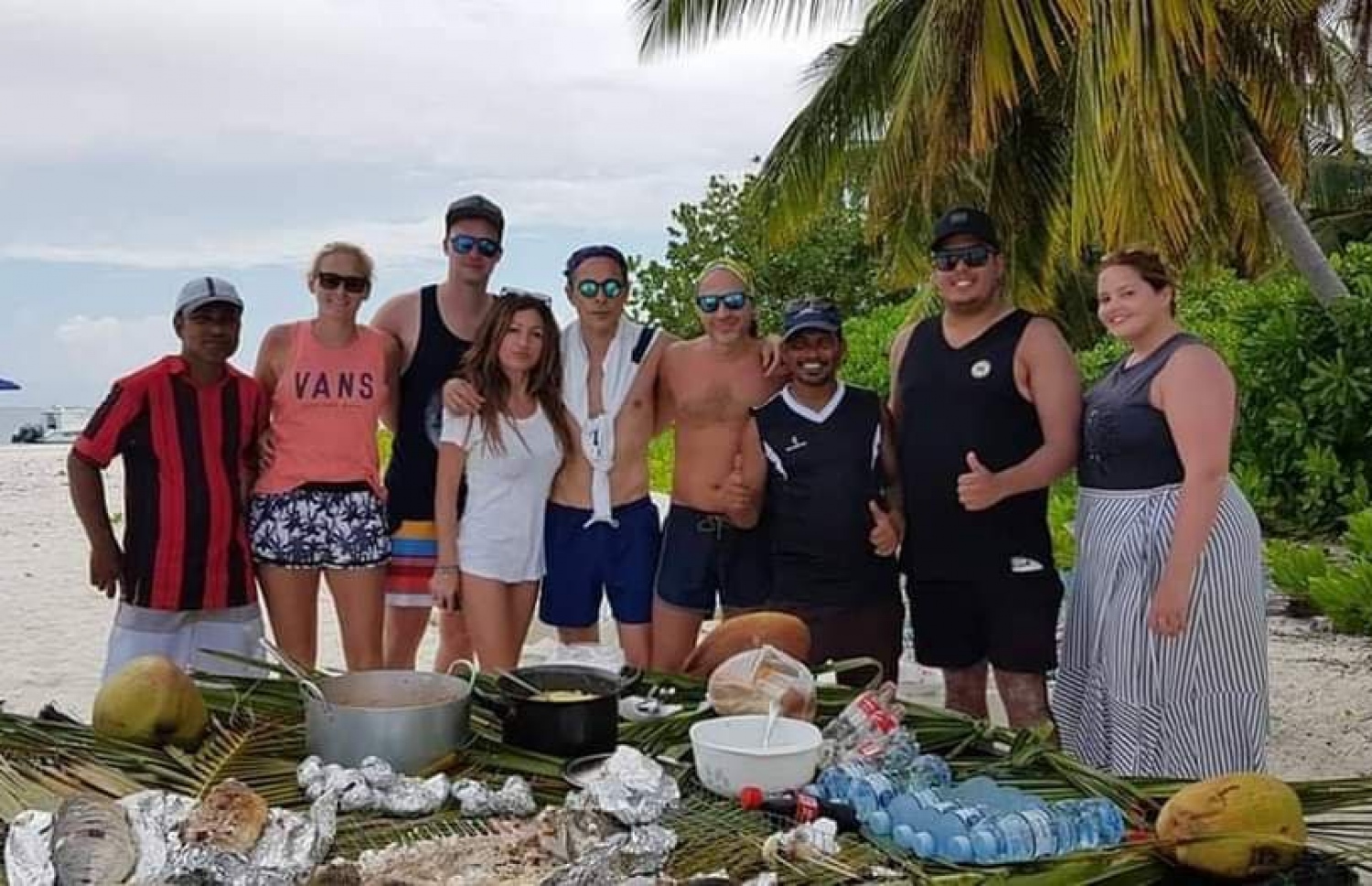 މާމެންދު އަށް އެކްސްކާޝަނަށް ދިޔަ ޓޫރިސްޓުންތަކަކާއެކު ނާޒިމް (ކ-3) ގުރޫޕް ފޮޓޯއެއް ނަގަނީ.