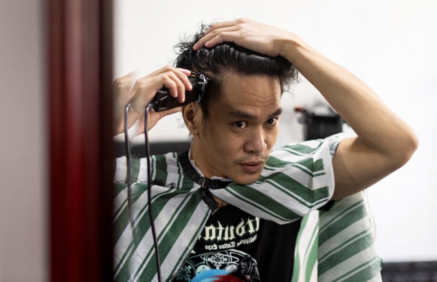 ފިލިޕިންސްގެ މީހެއް ކަމަށް ޖެސްޓޮނީ ގްރޭސިއާ: އޭނާ އާޓްވޯކްތައް ހަދަނީ އަމިއްލަ ބޮލުގެ އިސްތަށިން -- ފޮޓޯ: ރޮއިޓާސް