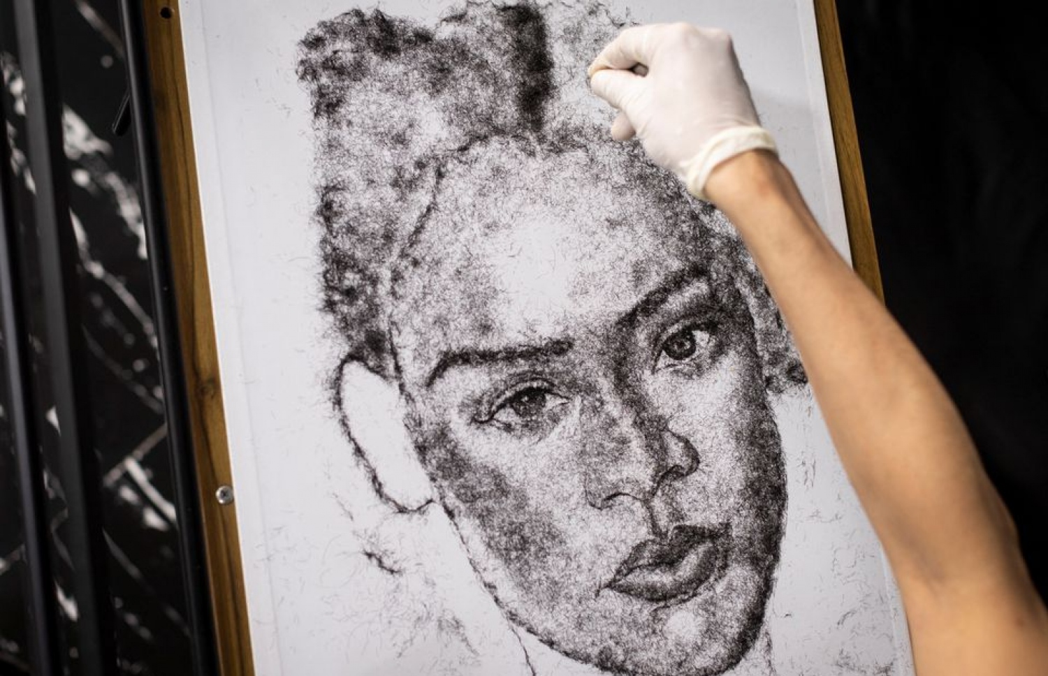 ފިލިޕިންސްގެ މީހެއް ކަމަށް ޖެސްޓޮނީ ގްރޭސިއާ އޭނާގެ ބޮލުގެ އިސްތަށިން ކުރެހި ޕޯޓްރެއިޓެއް: މި ޕޯޓްރެއިޓްގައި ފެންނަނީ ބާބޭޑޯސްގެ ލަވަކިޔުންތެރިޔާ ރިއާނާ -- ފޮޓޯ: ރޮއިޓާސް