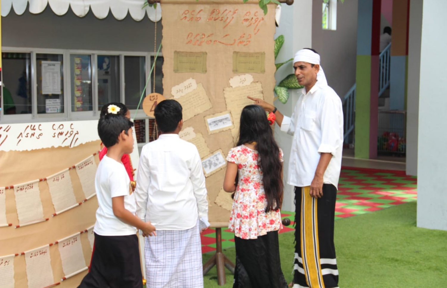 އަހުމަދިއްޔާ ސްކޫލުގައި ބޭއްވި ހަރަކާތެއްގައި، ދަރިވަރުންނަށް ވަޖީހު މައުލޫމާތު ދެނީ.-