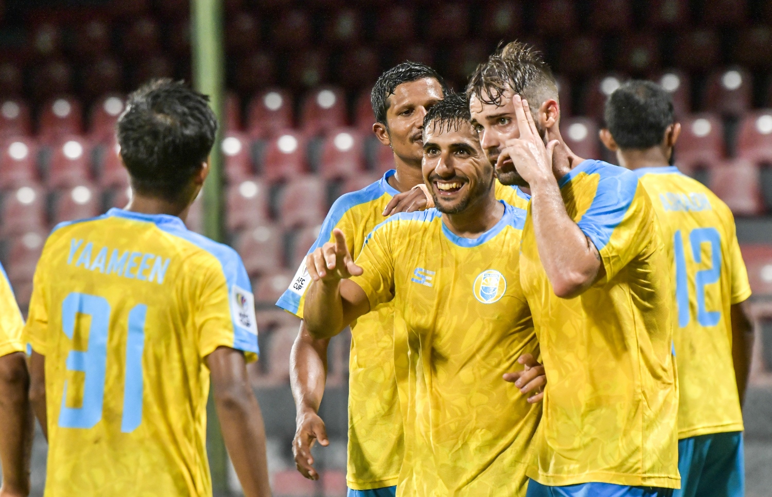 ވެލެންސިއާގެ ކުޅުންތެރިން މެޗުގައި އުފާފަޅު ކުރަނީ: ޕަރޯ ބަލިކޮށް ވެލެންސިއާ ވަނީ ޕްރިލިމިނަރީ މަރުހަލާގެ ދެވަނަ ބުރަށް ދަތުރުކޮށްފަ --- ފޮޓޯ: ފަޔާޒު މޫސާ | މިހާރު