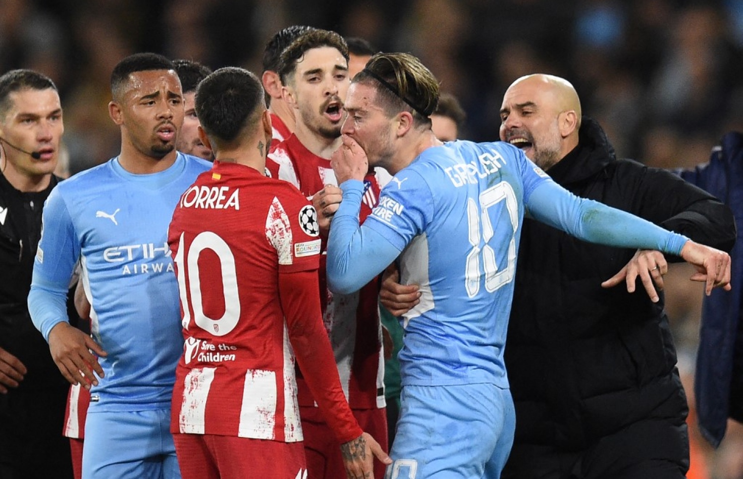 ގްރީލިޝް ވެއްޓިފައި އޮތް ވަގުތު އެތުލެޓިކޯގެ ކޮރެއާ ބޯޅައިން ޖެހުމާ ގުޅިގެން، ގްރީލިޝް ތެދުވެ ޒުވާބު ކުރަން ފެށުމުން ގާޑިއޯލާ، ގްރީލިޝް ދުރުކުރަނީ.-- ފޮޓޯ: އޭއެފްޕީ