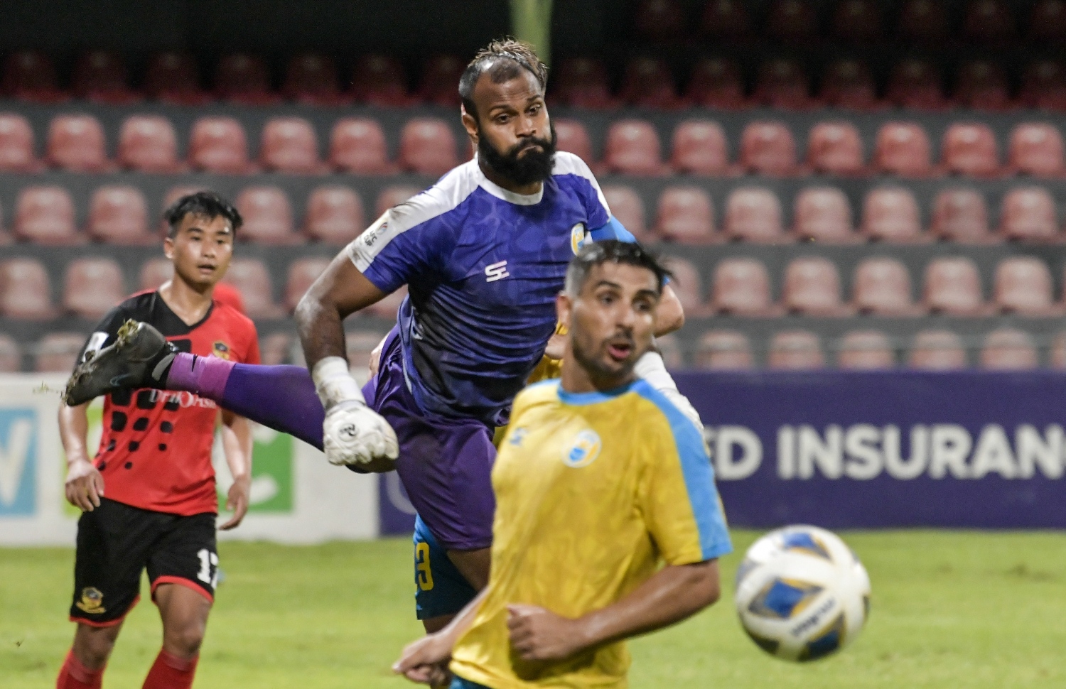 ވެލެންސިއާގެ ކީޕަރު ތޮލާލް ހަސަން، އޭއެފްސީ ކަޕްގެ ޕްރިލިމިނަރީގެ ފުރަތަމަ ބުރުގައި ޕަރޯ އެފްސީން ފޮނުވާލި ހަމަލާއެއް ދިފާއު ކުރަން މަސައްކަތް ކުރަނީ: ރޭގެ މެޗުގައި އޭނާ ވަނީ މޮޅު ކުޅުމެއް ދައްކާފައި. --- ފޮޓޯ: ފަޔާޒު މޫސާ