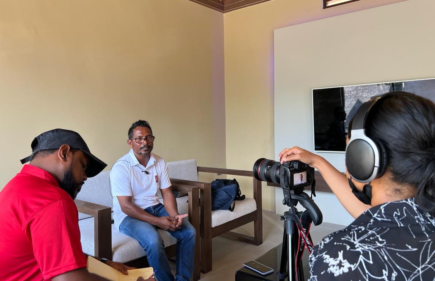 ނާޒިމް "މިހާރު" އަށް އިންޓަވިއު ދެއްވަނީ.