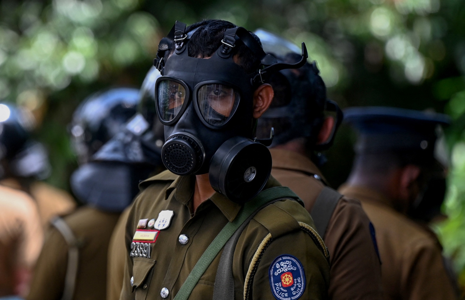 ކޮލަމްބޯ - އެޕްރީލް 5، 2022: ސްރީ ލަންކާ ސަރުކާރާ ދެކޮޅަށް ފަށާފައިވާ މުޒާހަރާތައް ކޮންޓްރޯލް ކުރުމަށް ފުލުހުން ތައްޔާރީ ހާލަތުގައި. --ފޮޓޯ:އޭއެފްޕީ