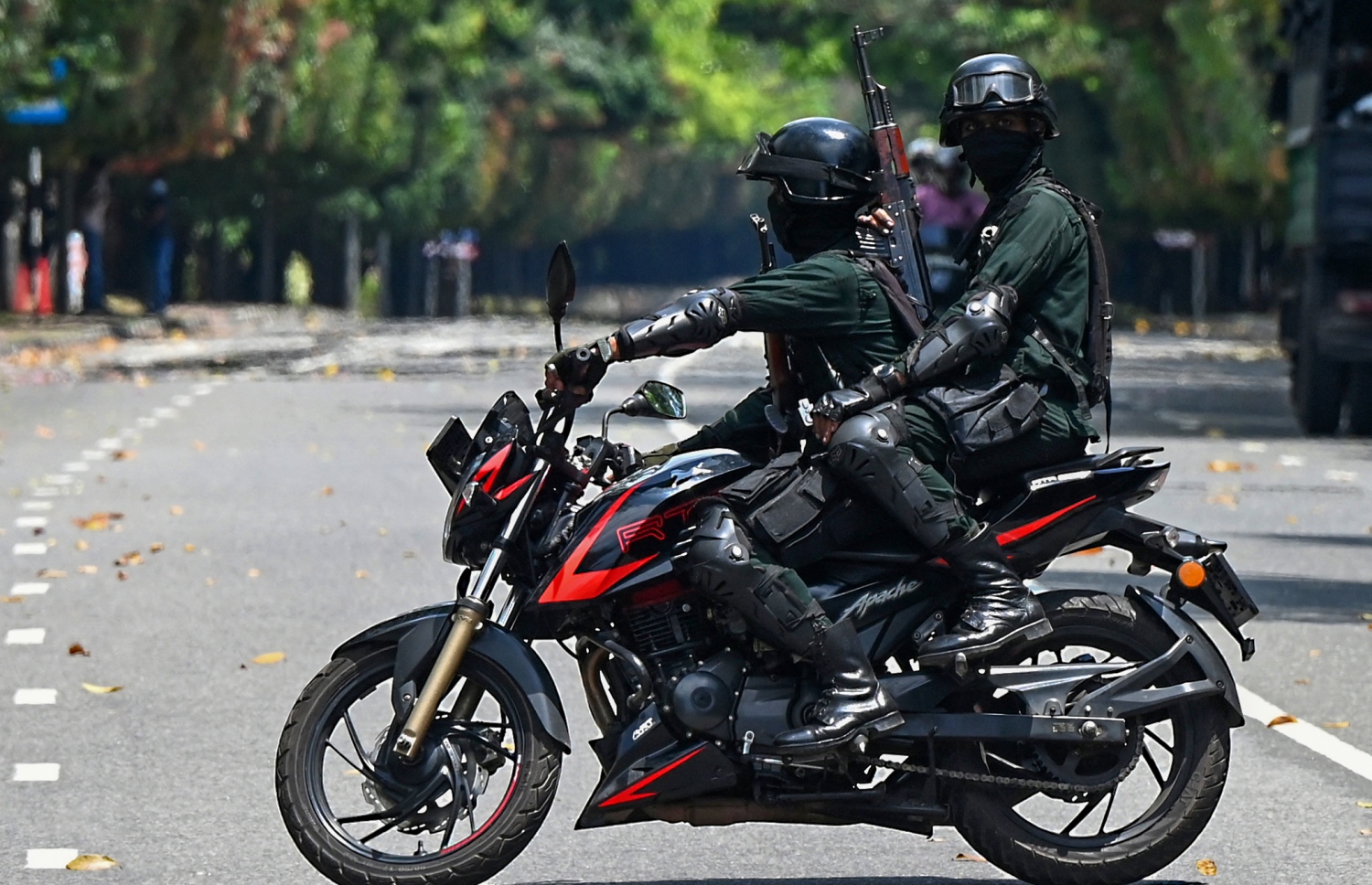 ކޮލަމްބޯ - އެޕްރީލް 5، 2022: ސްރީ ލަންކާ ސަރުކާރާ ދެކޮޅަށް ފަށާފައިވާ މުޒާހަރާތައް ކޮންޓްރޯލް ކުރުމަށް ސިފައިން މަގުތަކުގައި ހަރަކާތްތެރި ވަނީ. --ފޮޓޯ:އޭއެފްޕީ