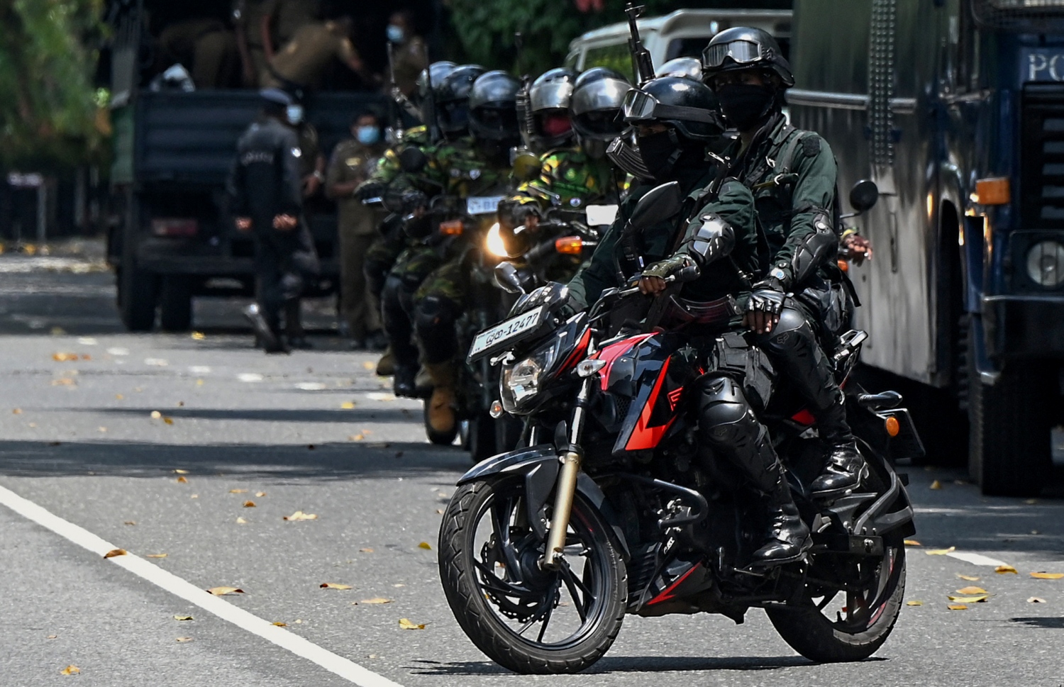 ކޮލަމްބޯ - އެޕްރީލް 5، 2022: ސްރީ ލަންކާ ސަރުކާރާ ދެކޮޅަށް ފަށާފައިވާ މުޒާހަރާތައް ކޮންޓްރޯލް ކުރުމަށް ސްޕެޝަލް ޓާސްކް ފޯސް (އެސްޓީއެފް) އިން މަގުތަކުގައި ހަރަކާތްތެރި ވަނީ. --ފޮޓޯ:އޭއެފްޕީ