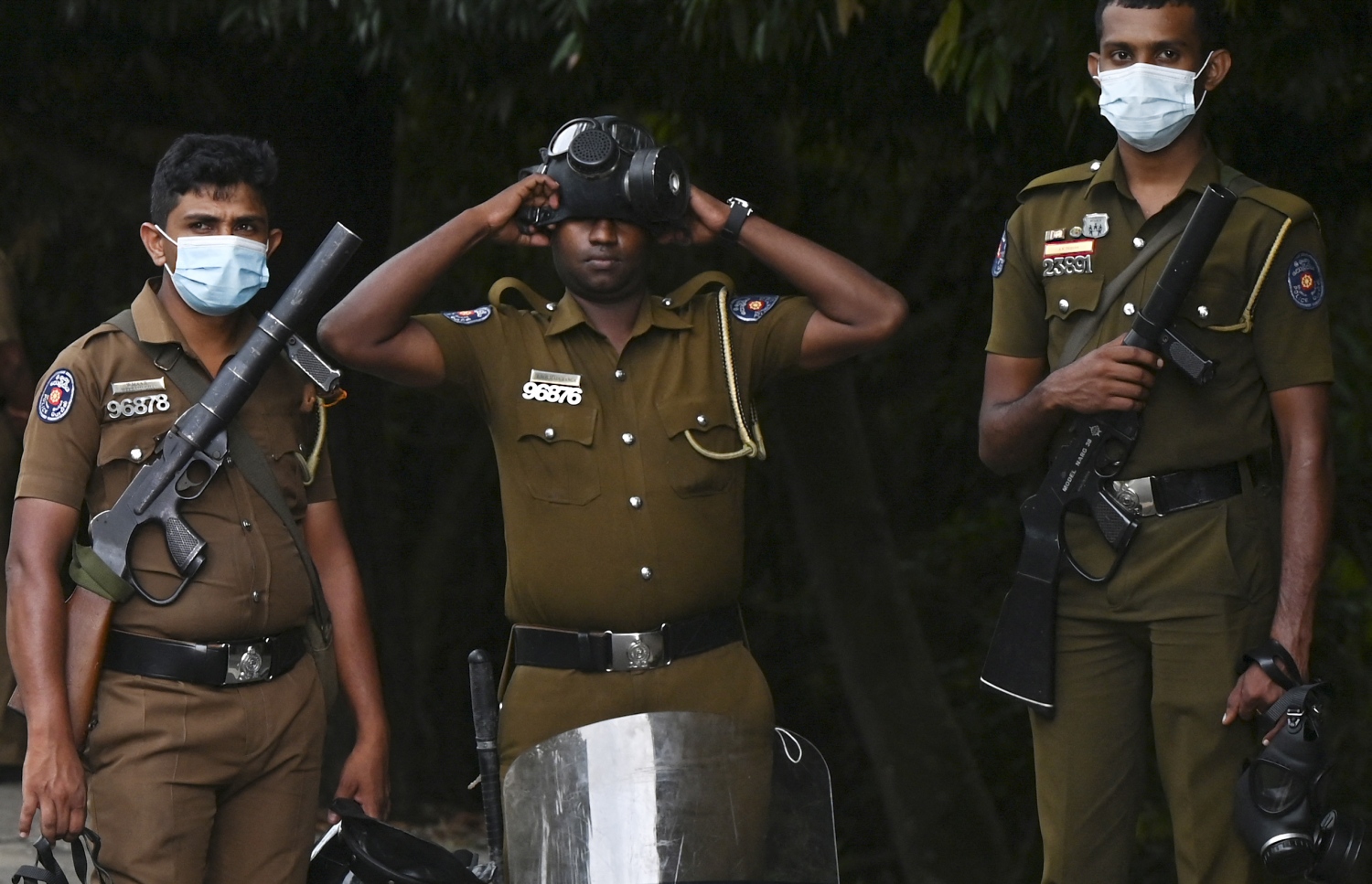 ކޮލަމްބޯ - އެޕްރީލް 5، 2022: ސްރީ ލަންކާ ސަރުކާރާ ދެކޮޅަށް ފަށާފައިވާ މުޒާހަރާތައް ކޮންޓްރޯލް ކުރުމަށް ފުލުހުން ތައްޔާރީ ހާލަތުގައި. --ފޮޓޯ:އޭއެފްޕީ