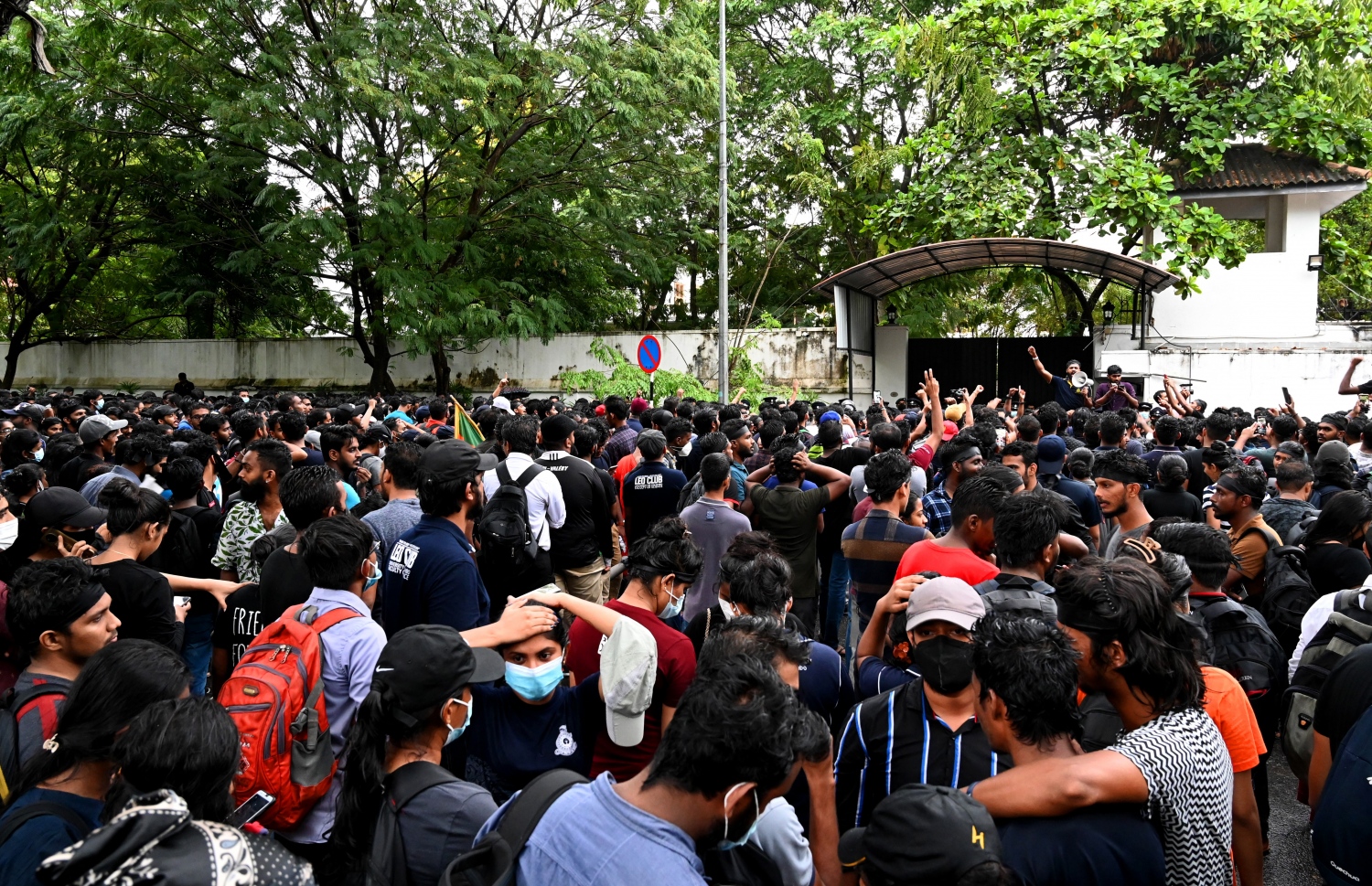 ކޮލަމްބޯ - އެޕްރީލް 5، 2022: ސްރީ ލަންކާގެ ބޮޑުވަޒީރު މަހިންދާ ރާޖަޕަކްސާ ދިރިއުޅުއްވާ ގެކޮޅުގެ ބޭރުގައި އާއްމުން މުޒާހަރާ ކުރަނީ. --ފޮޓޯ:އޭއެފްޕީ