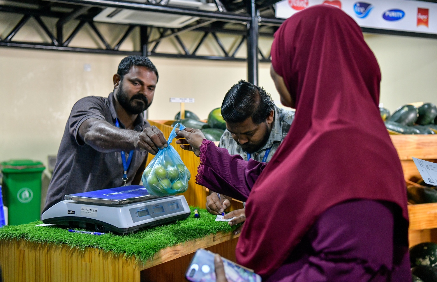 އެސްޓީއޯ އެގްރިސެންޓަރުން މީހަކަށް ލުނބޯ ވިއްކަނީ: ކޮންމެ ރޯދަ މަހެއްގެ ފުރަތަމަ ހަފުތާގައި އަގު އުފުލޭ ކަމަށް ވިޔަފާރިވެރިން ބުނޭ-- ފޮޓޯ: ފަޔާޒު މޫސާ | މިހާރު