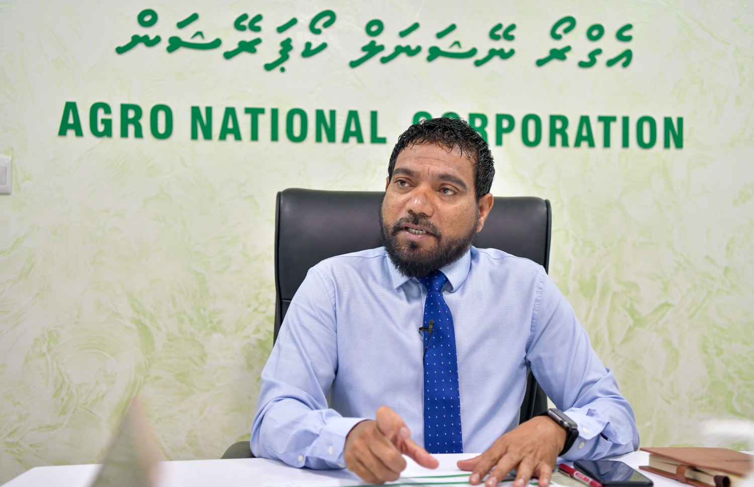 ހާރޫން "މިހާރު" އަށް އިއްޔެ އިންޓަވިއު ދެއްވަނީ -- ފޮޓޯ: ފަޔާޒް މޫސާ | މިހާރު