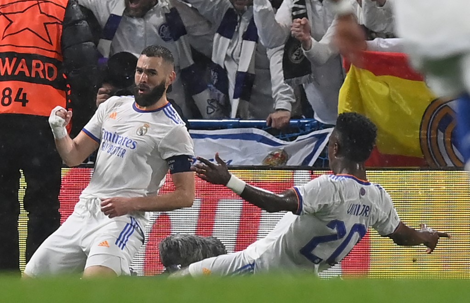 ދެވަނަ ލަނޑު ޖެހުމަށް ފަހު ބެންޒެމާ އާއި ވިނީޝަސް ޖޫނިއާ އުފާފާޅުކުރަނީ.-- ފޮޓޯ: އޭއެފްޕީ