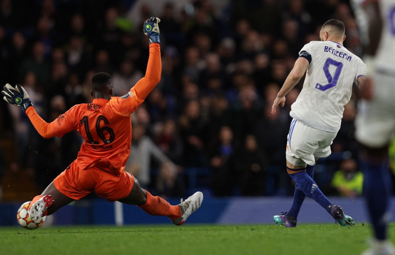 ބެންޒެމާ އޭނާގެ ހެޓްރިކް ފުރިހަމަކުރި ލަނޑު ޖަހަނީ.-- ފޮޓޯ: އޭއެފްޕީ