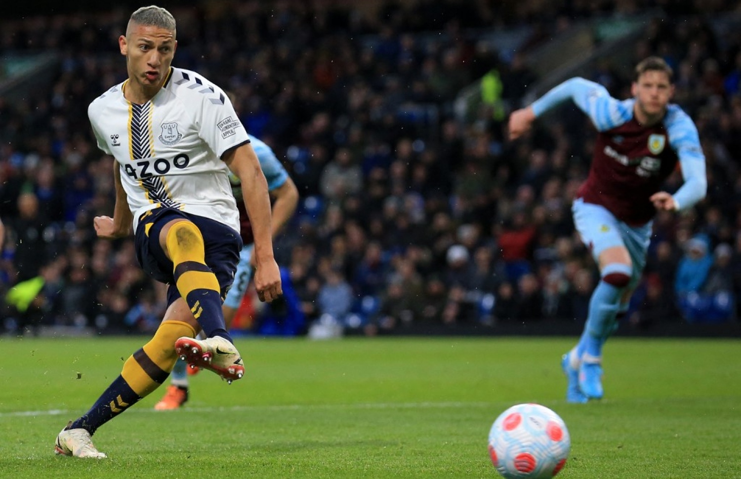 ރިޗާލިސަން ރޭގެ މެޗުގައި އެވަޓަން އަށް ޕެނަލްޓީ އެއް ފޮނުވާލަނީ.-- ފޮޓޯ: އޭއެފްޕީ