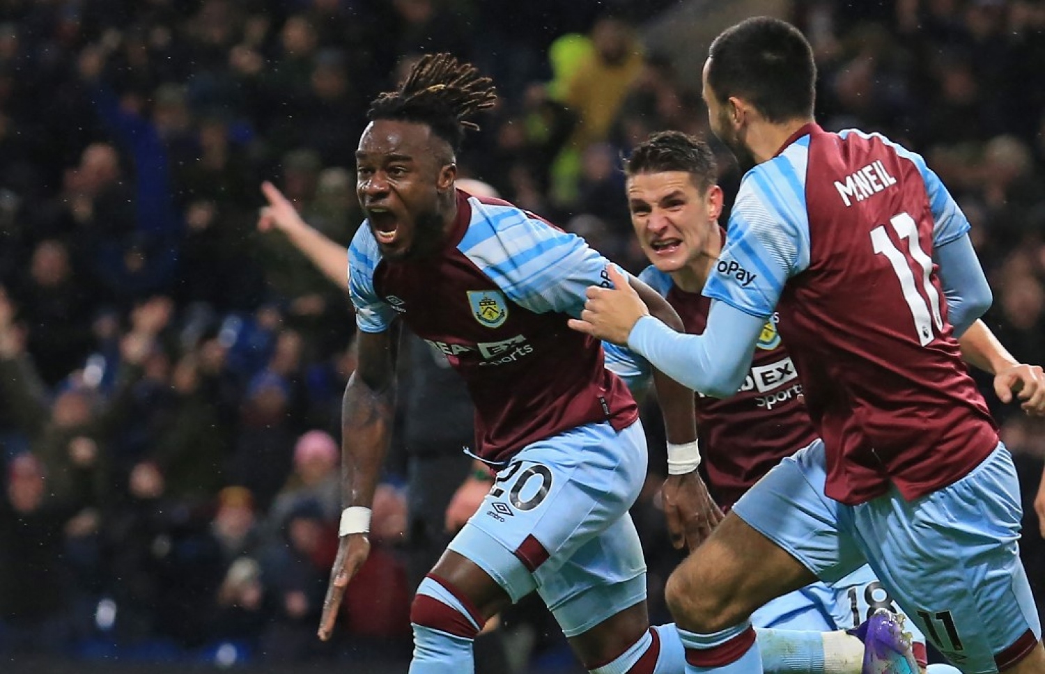 ބާންލީ މޮޅުވި ލަނޑަށް ފަހު ކުޅުންތެރިން އުފާފާޅުކުރަނީ.-- ފޮޓޯ: އޭއެފްޕީ