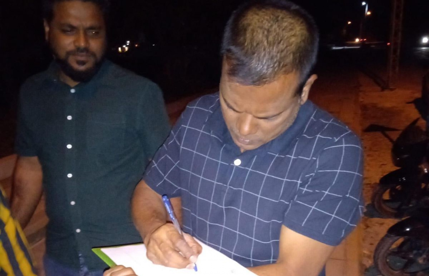 ޖިންސީ ގޯނާގެ ތުހުމަތުގައި ހައްޔަރުކުރި އަންހެން މީހާ ދޫކޮށްލަން ގޮވާލައި ޕެޓިޝަނުގައި އައްޑޫގެ މޭޔަރު އަލީ ނިޒާރު ސޮއި ކުރައްވަނީ--