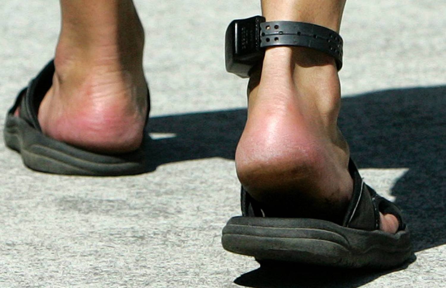 މީހެއްގެ ފައިގައި ޓެގް އަޅުވާފައި: ނުރައްކާތެރި ކުށްވެރިން މޮނިޓަކުރުމަށް 100 ޓެގު ވަނީ ގެނެސްފައި. -- ފޮޓޯ: ސްޓަފް