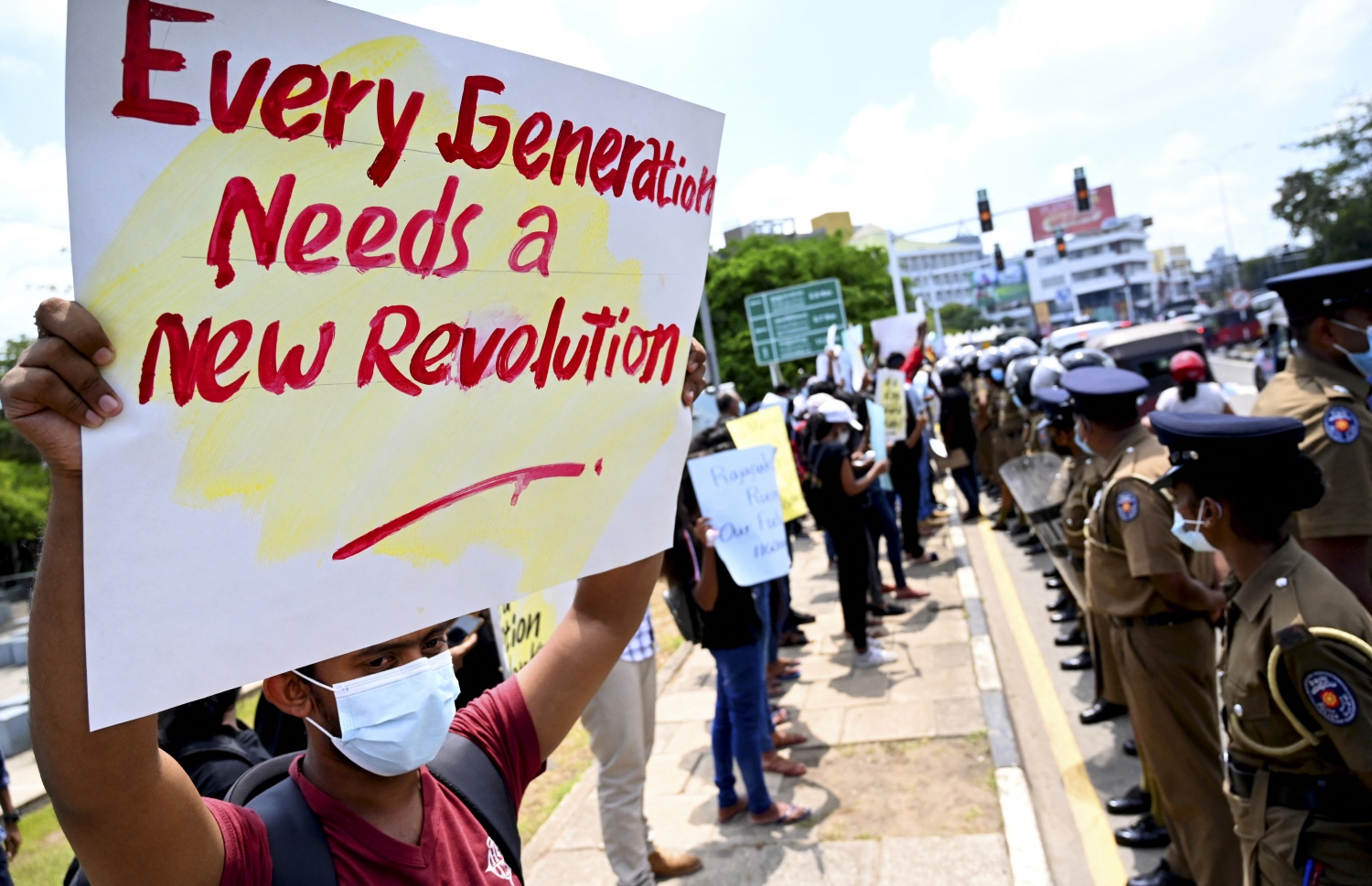 ތެލާއި ގޭސް ލިބުން ދަތިވެ ލަންކާގައި މިއަދު ކުރި މުޒާހަރާއެއް ހުއްޓުވަން ފުލުހުން ހަރަކާތްތެރި ވަނީ. --ފޮޓޯ:އޭއެފްޕީ