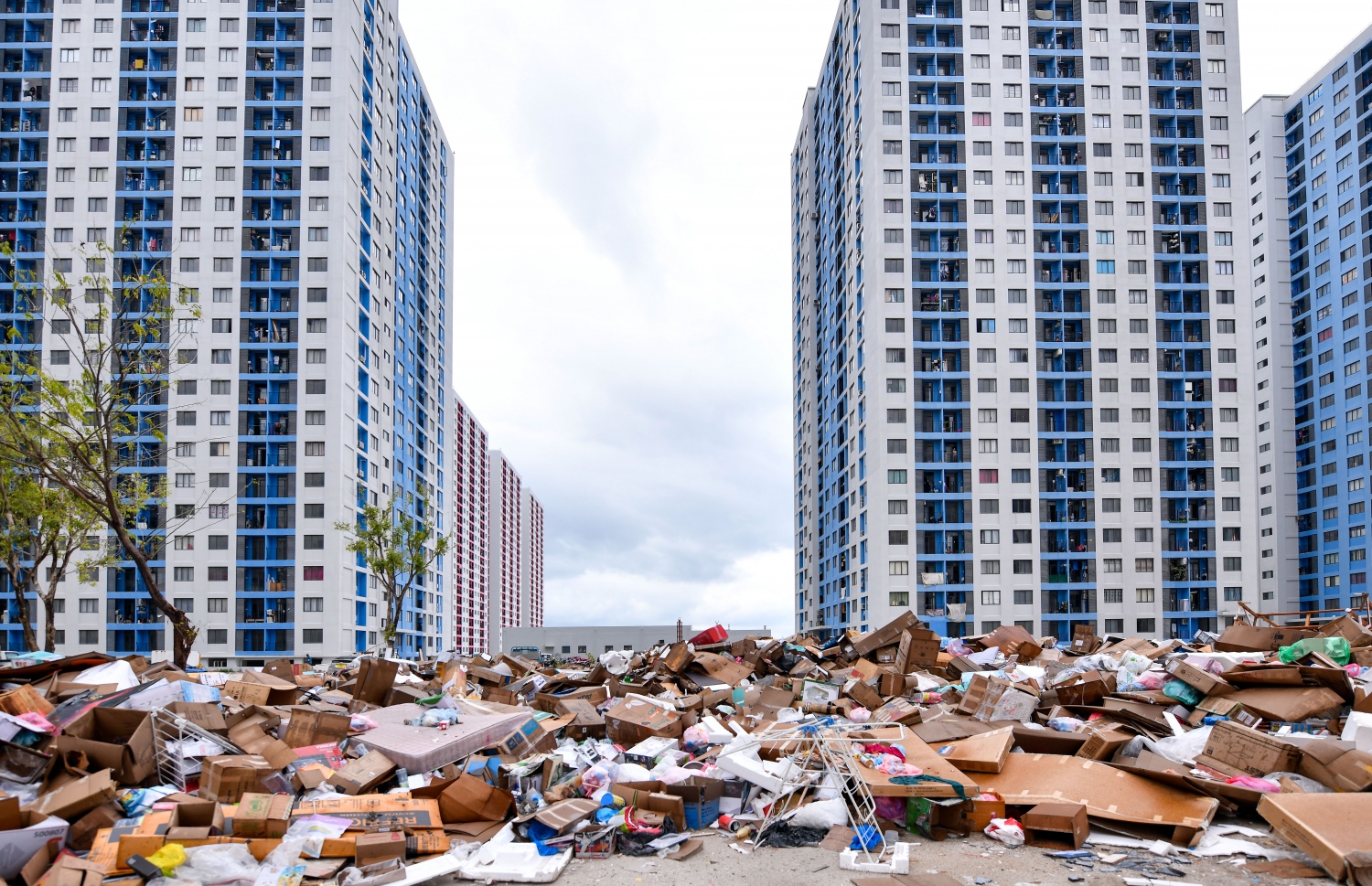 ހުޅުމާލޭ ދެވަނަ ފިޔަވަހީގައި އިމާރާތްކޮށްފައިވާ ޓަވަރުތައް ކައިރީ ހުރި ކުނި ފުންޏެއް-- ފޮޓޯ: ފަޔާޒު މޫސާ/ މިހާރު