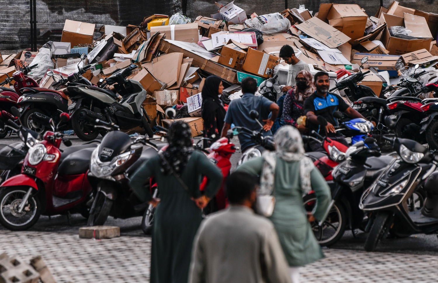 ހިޔާ ފްލެޓް ސަރަހައްދުން ދުއްވާފައި ދާ އެެއްޗިއްސަށް އުނދަގޫވާ ވަރަށް ކުނިތައް ބޭރަށް އުކާލާފައި.---ފޮޓޯ: ފަޔާޒު މޫސާ| މިހާރު