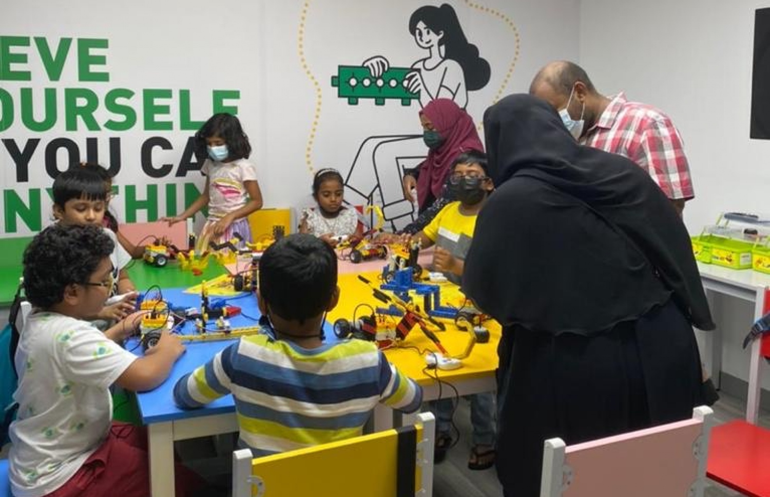 ރޮބޯތިންކުގެ ކޭމްޕުގައި ބައިވެރި ކުދިންތަކެއް ތަފާތު އެއްޗެހި ހަދާނެ ގޮތް ދަސްކުރަނީ-- ފޮޓޯ: ނެކްސްޖެން