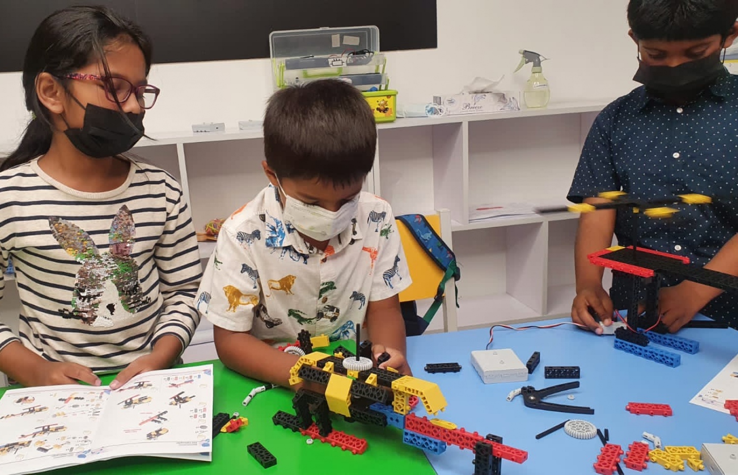 ރޮބޯތިންކް ކޭމްޕުގައި ކުދިންތަކެއް ހެލިކޮޕްޓަރު ހަދަނީ-- ފޮޓޯ: ނެކްސްޖެން