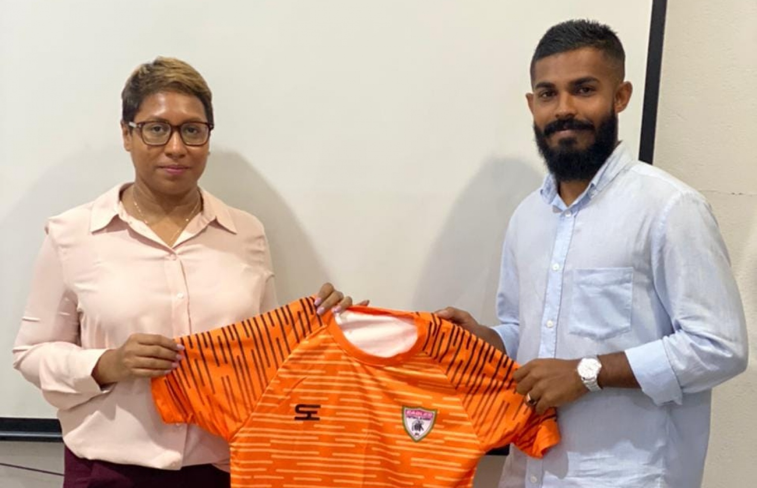 ފޯވާޑް އަހްމަދު މުހައްމަދު (އަންމަޑޭ) އީގަލްސް އަށް ސޮއި ކުރުމުން ތާތު (ވ) އޭނާ އަށް ޖޯޒީ ހަވާލުކޮށްދެނީ: ކުޅުންތެރިންގެ މުސާރަތައް ހައްލުކޮށް ދިނުމުގައި ތާތު ވަނީ މުހިންމު ދައުރެއް އަދާކޮށްފައި.