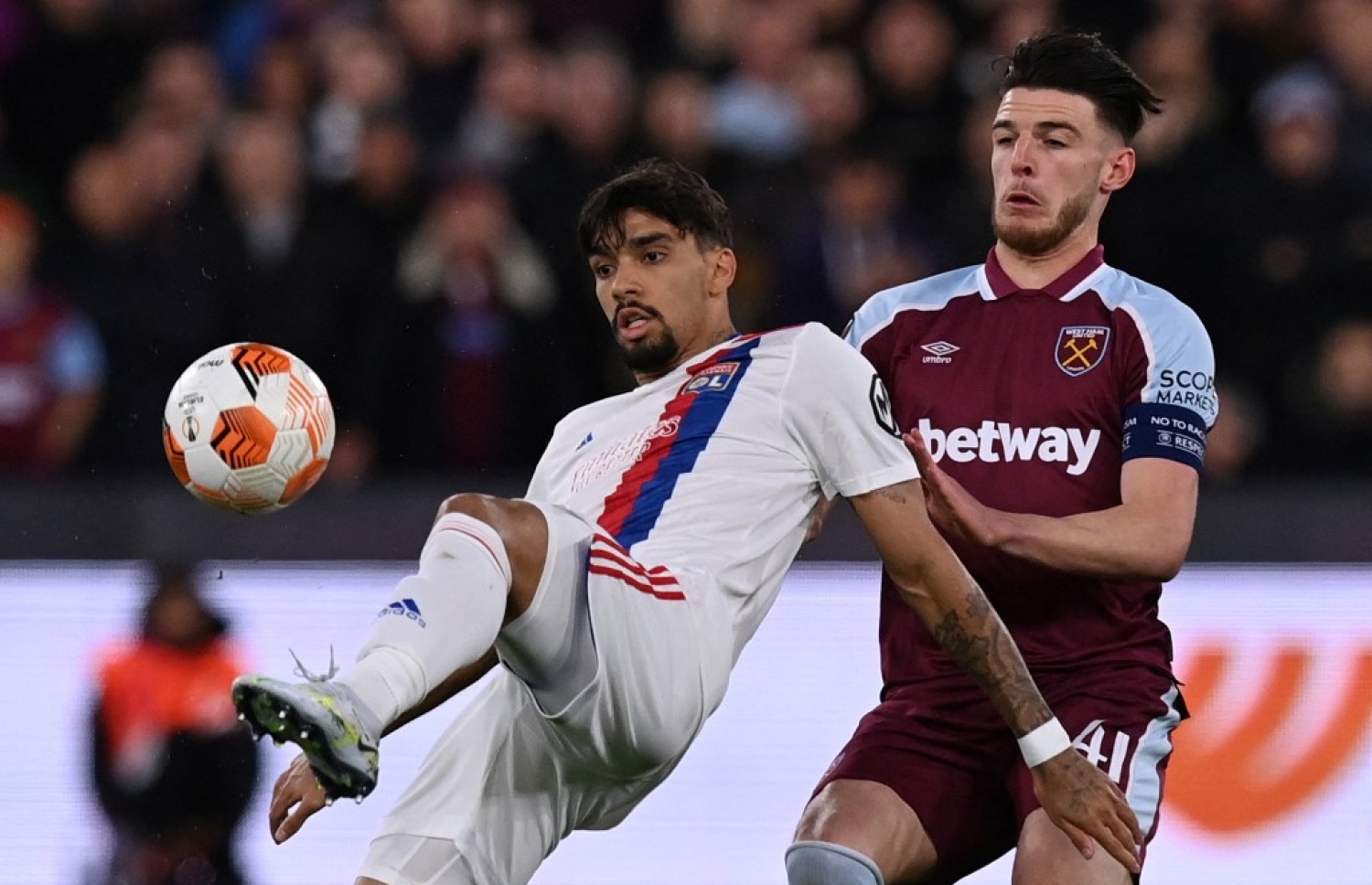 ވެސްޓް ހޭމް އާއި ލިޔޯން ބައްދަލުކުރި މެޗުގެ ތެރެއިން.-- ފޮޓޯ: އޭއެފްޕީ