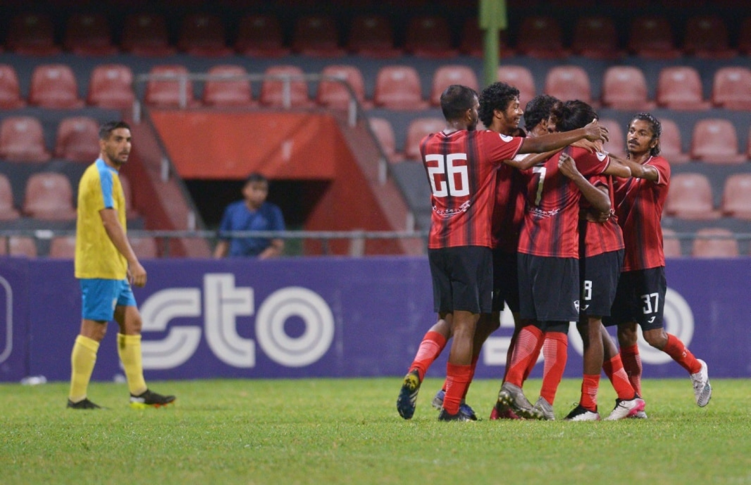 ވެލެންސިއާ އާއި ޓީސީ މިރޭ ކުޅުނު މެޗުގައި ލަނޑު ޖެހުމަށް ފަހު ޓީސީގެ ކުޅުންތެރިން އުފާފާޅު ކުރަނީ: ވެލެންސިއާއިން ޓީސީ މާޔޫސްކޮށްލީ މެޗުގެ އެންމެ ފަހު ވަގުތު --- ފޮޓޯ: އެފްއޭއެމް