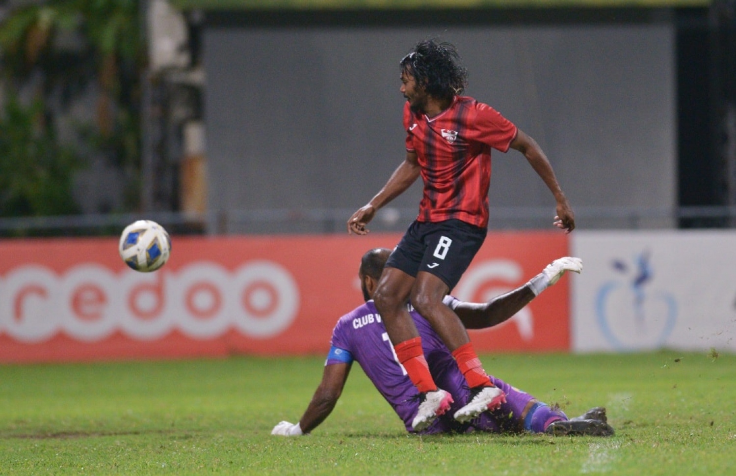 ވެލެންސިއާގެ ކީޕަރު ތޮލާލް އަށް ފުރުސަތު ނުދީ ޓީސީގެ ޒޔާން ބޯޅަ ފޮނުވާލަނީ: އޭނާގެ ލަނޑުން ޓީސީ މޮޅުވާން ދަނިކޮށް ފަހު ވަގުތު ނަތީޖާ ހަމަހަމަ ކުރީ ބޯހަސް ޖެހި ލަނޑުން --- ފޮޓޯ: އެފްއޭއެމް