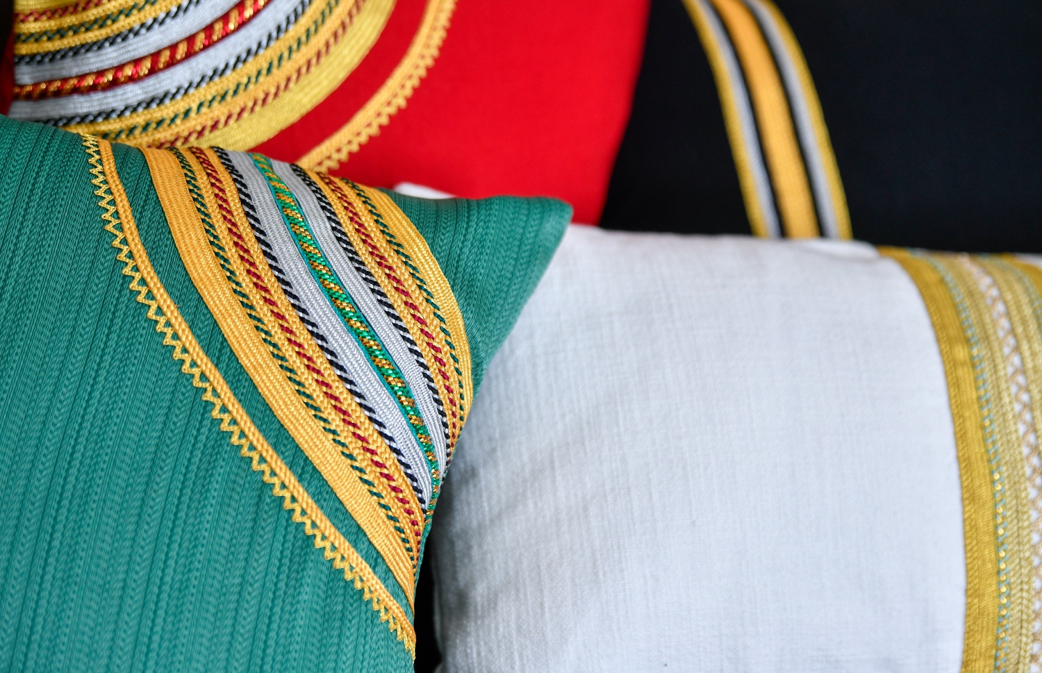 ކަސަބު ވިޔެގެން ތައްޔާރުކުރި ތަކެތި ފުރަތަމަ އަމާޒުކުރީ ޓޫރިޒަމް ދާއިރާ އަށް. އެކަމަކު އޭނާ އަށް ފަހުން އެނގުނީ ދިވެހިންގެ މާ ބޮޑު ޝައުގުވެރިކަމެއް އެ މަސައްކަތަށް އޮތް ކަން. ކަސަބުން ވިޔެފައި ހުންނަ ތަކެއްޗަށް ދިވެހިންގެ ޑިމާންޑް ވެސް ބޮޑު ކަމަށް އޭނާ ބުނޭ.