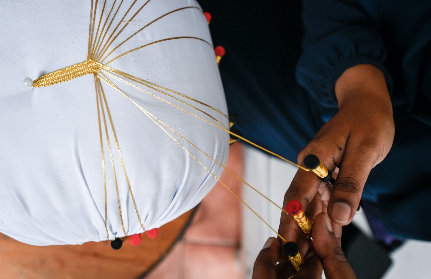 ކަސަބު ލިބާހާއި ކުޝަން ކަވަރާއި އަތުކުރީގައި އަޅާ އެއްޗެހި ހިދާނާ ހަދައިދޭ. މިކަމަށް އުފެދުނު ލޯބި އެހެން މީހުންނާ ހިއްސާކުރުން އުފަލެއް ކަމުގައި ދެކި މިހާރު އަންނަނީ އެހެން މީހުންނަށް ކަސަބު ވިޔަން ދަސްކޮށްދެމުން. ރާއްޖޭގައި 400 އަހަރަށް ވުރެން ދިގު ތާރީހެއް އޮތް މި ފަންނުގައި ހިދާނާ ބޭނުންވަނީ ގިނަ ބައެއްގެ ބައިވެރިވުން.