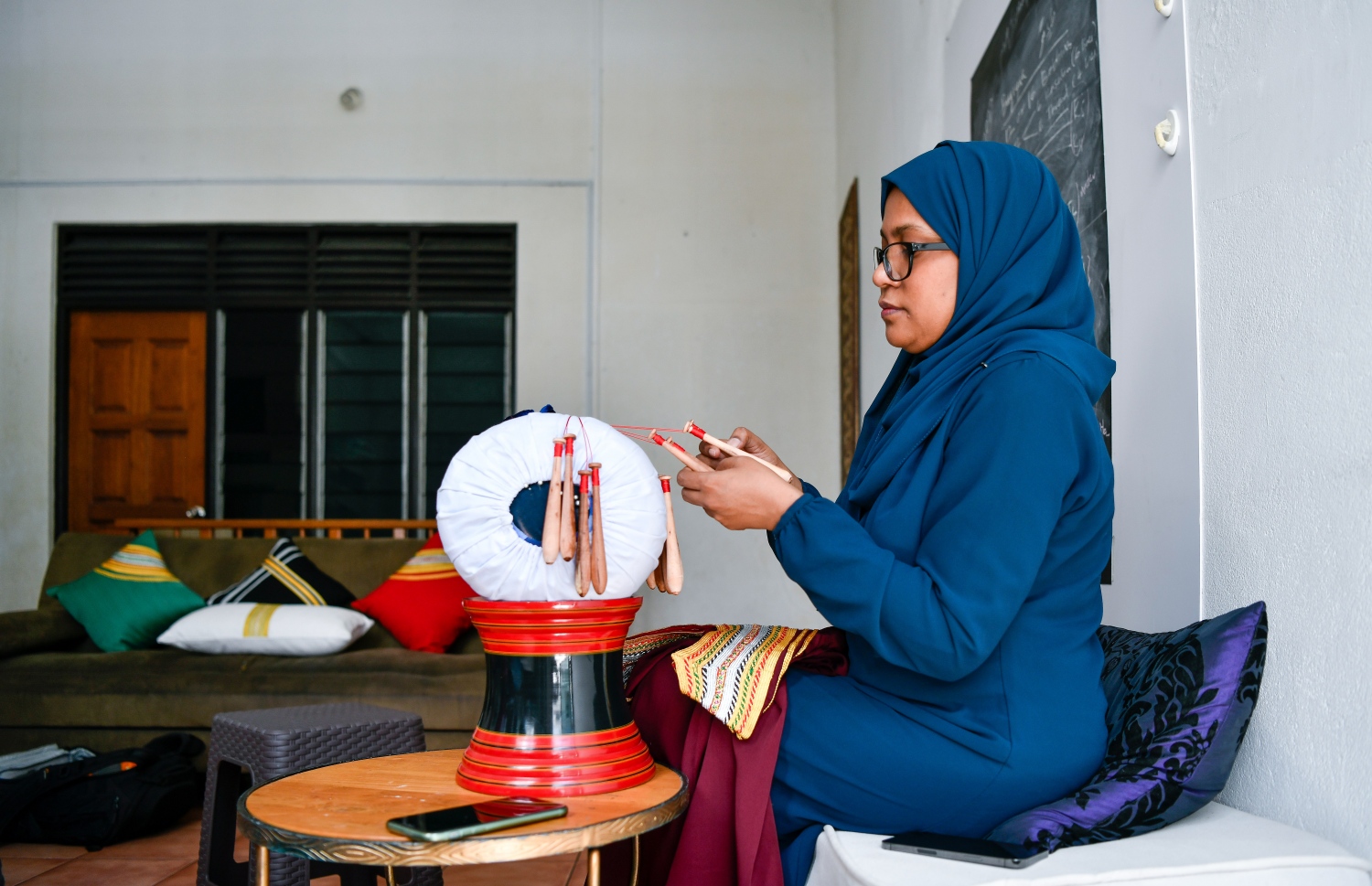 މި މަސައްކަތުގެ ތެރެއަށް ހިދާނާ އަށް ވަދެވުނީ މުނި މާމަގެ މަސައްކަތް ފެނި އުފެދުނު ޝައުގުވެރި ކަމެއްގައި. އާއިލާގައި މާމަ ނޫނީ މިކަމުގެ ތެރޭގައި އުޅުނު މީހެއް ވެސް ނެތް. ދިވެހިންގެ ސަގާފަތާ ގެތިފައި އޮތް ކަސަބު ވިޔުމުގެ ކަވިކަން އޭނާ ދަސްކުރީ މީގެ ފަސް އަހަރު ކުރިން.