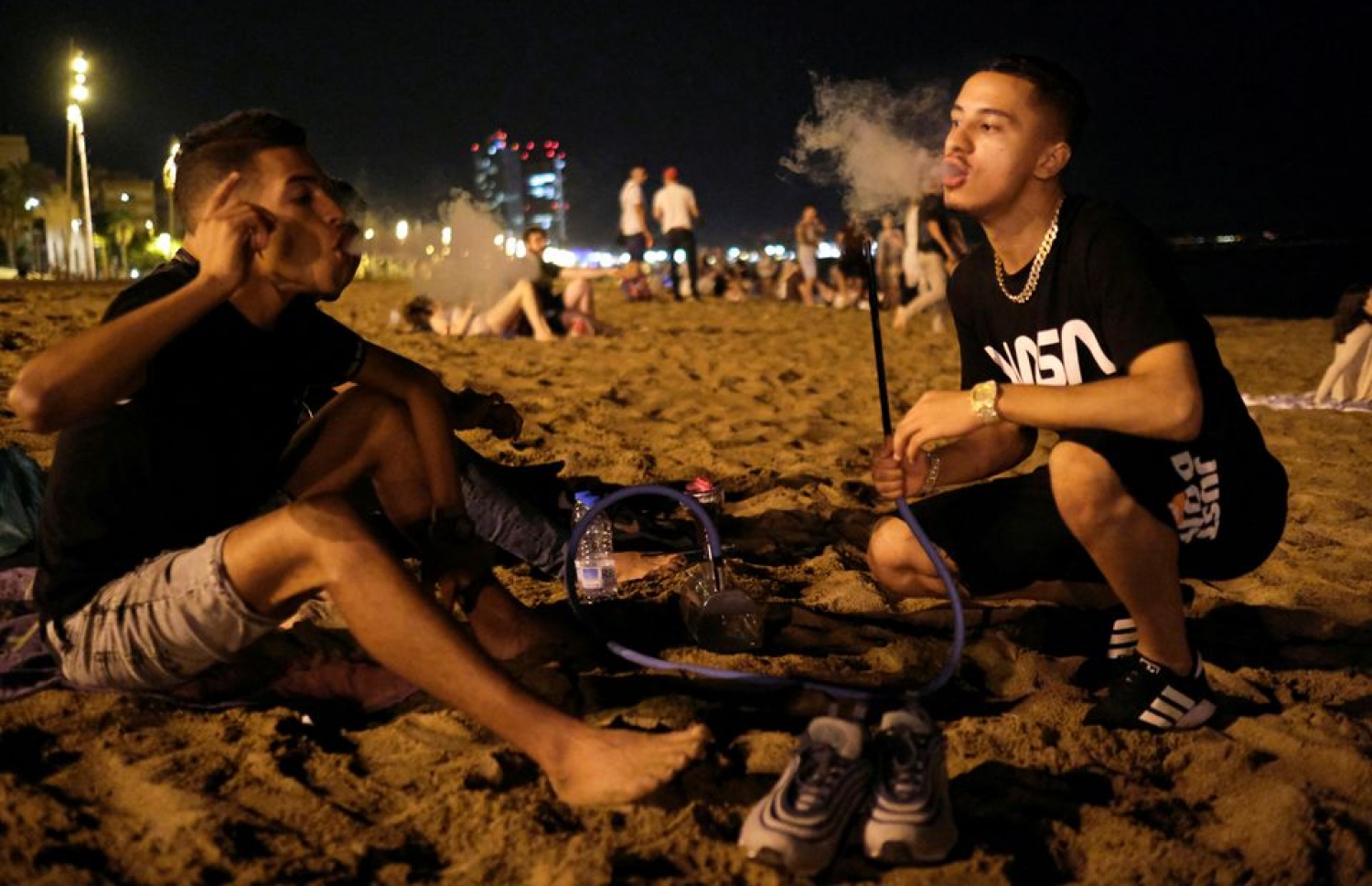 ބާސެނޯލާގެ ބީޗެއްގައި ބަޔަކު ގުޑުގުޑާ ބޮނީ: އެ ސިޓީގެ ބީޗުތަކުގައި ދުންފަތުގެ އިސްތިއުމާލުކުރުން ވަނީ މަނާކޮށްފައި -- ފޮޓޯ: ރޮއިޓާސް