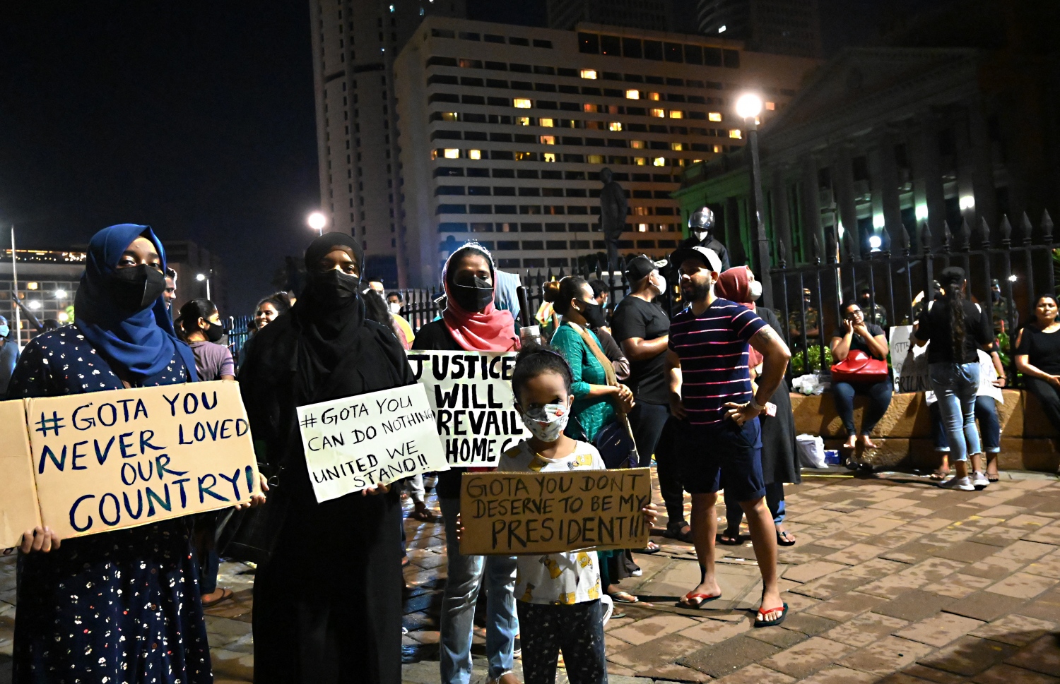 ކޮލަމްބޯ - އެޕްރީލް 9، 2022: ރައީސް ގޯޓާބޭ ރާޖަޕަކްސާގެ އިސްތިއުފާ އަށް އެދި ގޮވާލައި ރޭ މުޒާހަރާ ކުރަނީ: ގޯޓާބޭގެ އިސްތިއުފާ އަށް ގޮވާލައި ރައްޔިތުން މުޒާހަރާ އަށް ނުކުތީ ގައުމުގައި ތެލާއި ބޭސް އަދި އަސާސީ ތަކެތީގެ ދަތިކަން ކުރިމަތިވެފައިވާތާ އެތައް ދުވަހެއް ފަހުން. --ފޮޓޯ:އޭއެފްޕީ