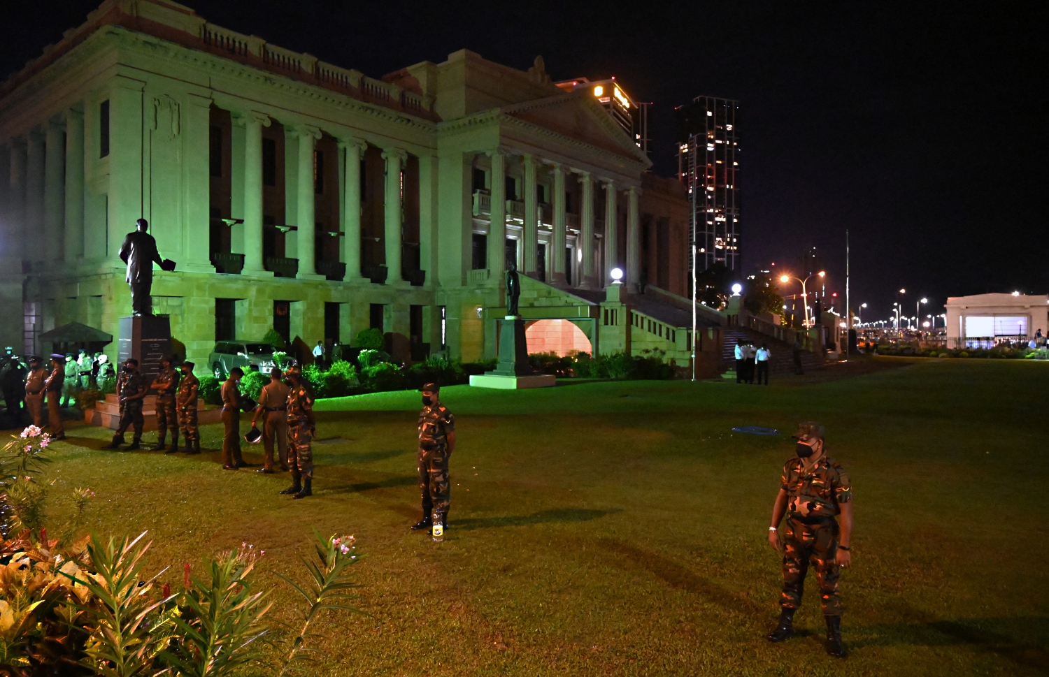 ކޮލަމްބޯ - އެޕްރީލް 9، 2022: ސްރީ ލަންކާ ސަރުކާރާ ދެކޮޅަށް ރޭ ވަރުގަދަ މުޒާޖަރާއެއް ފެށި އިރު ރައީސްގެ ރަސްމީ ގެކޮޅުގައި ސިފައިން ފޯރިމަރަނީ. --ފޮޓޯ:އޭއެފްޕީ