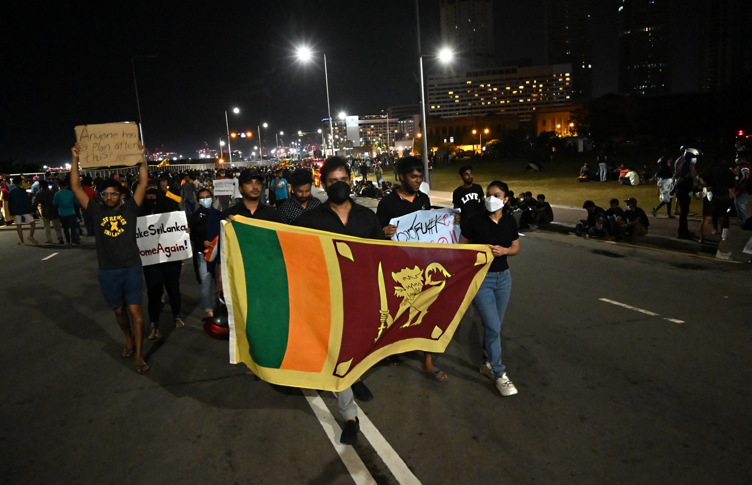 ކޮލަމްބޯ - އެޕްރީލް 9، 2022: ރޭ ފެށި، ސްރީ ލަންކާ ސަރުކާރާ ދެކޮޅަށް މިހާތަނަށް ބާއްވާ އެންމެ ބޮޑު މުޒާހަރާގައި ބައެއް މީހުން ބައިވެރި ވަނީ: ގޯޓާބޭގެ އިސްތިއުފާ އަށް ގޮވާލައި ރައްޔިތުން މުޒާހަރާ އަށް ނުކުތުމުން ސަރުކާރު ވަނީ މިދިޔަ ހަފުތާގައި އިސްތިއުފާ ދީފައި. --ފޮޓޯ:އޭއެފްޕީ